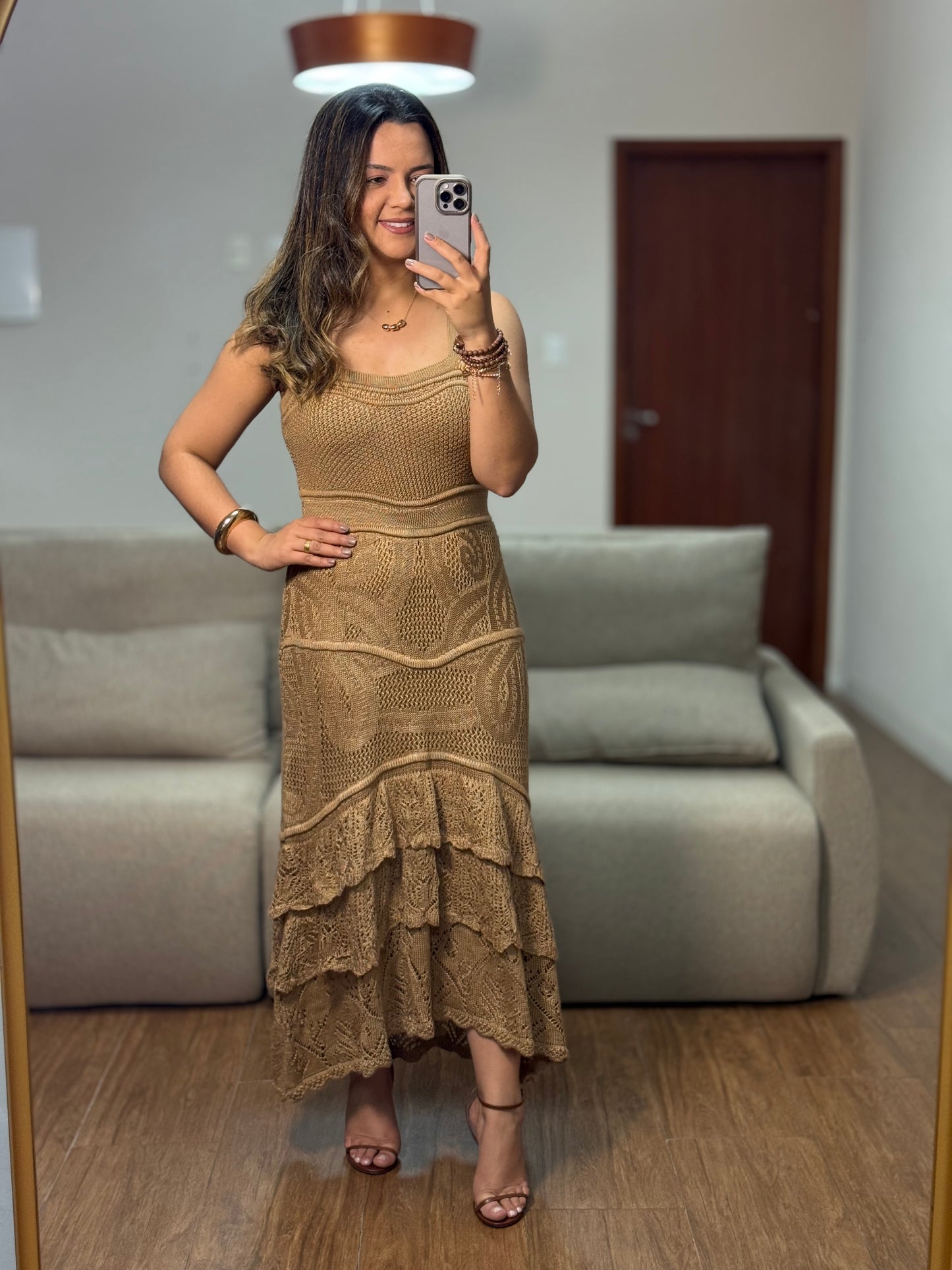 VESTIDO DOURADO BABADOS EM TRICÔ